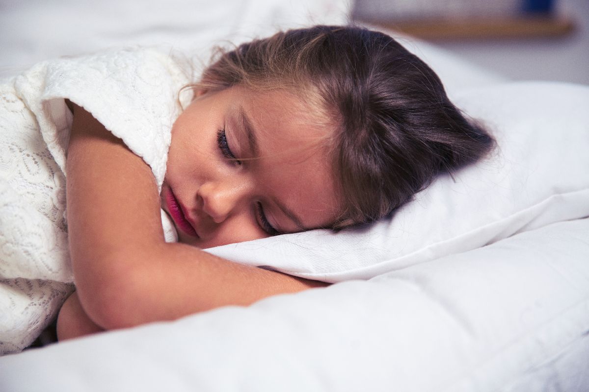 Kind Mädchen schläft im Bett